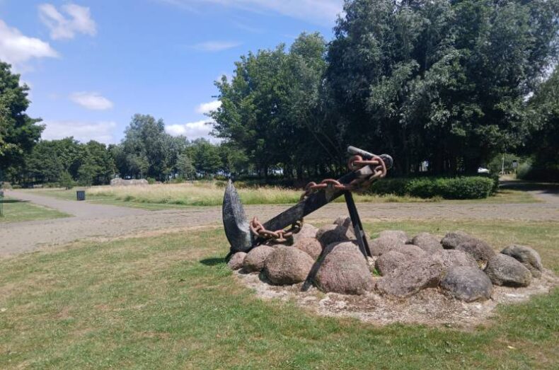 Compass-Garden-Anchor in boulders